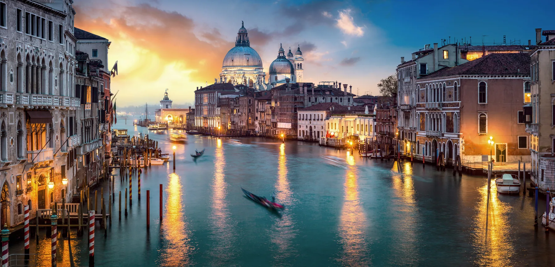 Canal Grande o zmierzchu — gondole i światła Wenecji
