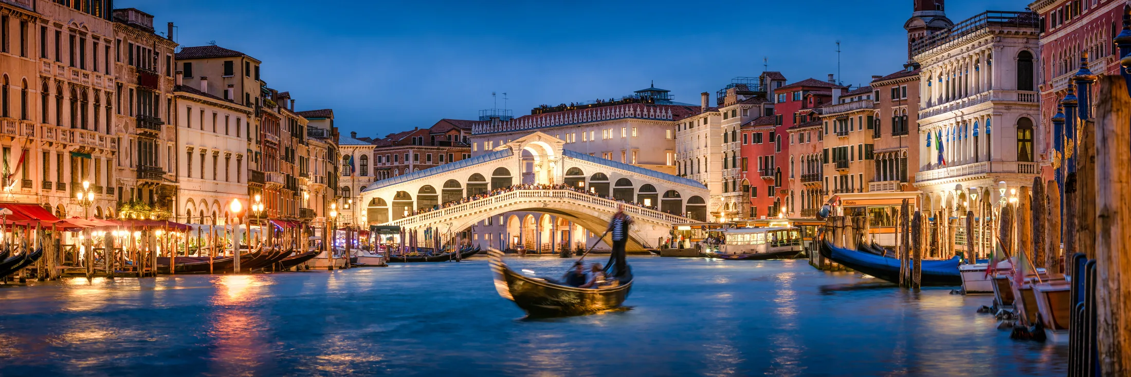 Most Rialto nocą nad Canal Grande w Wenecji